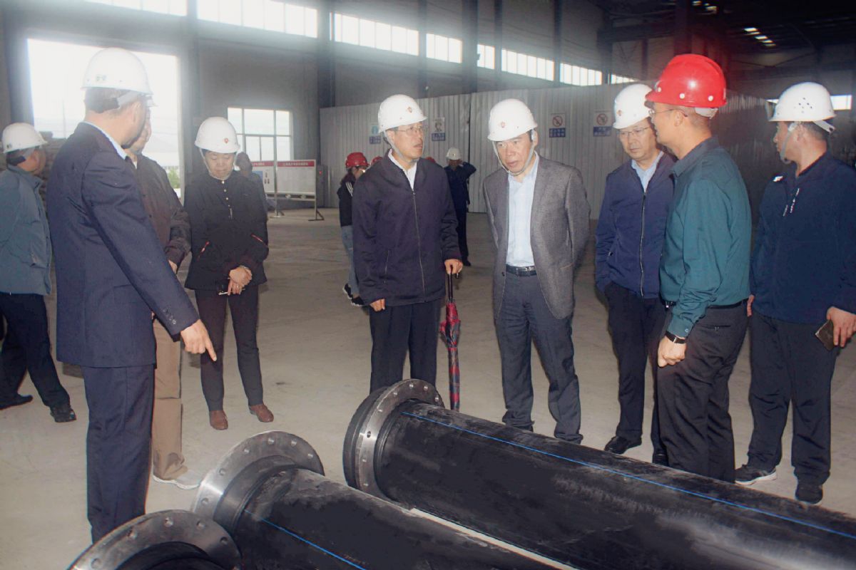 定西市政協(xié)主席陳尊鋒、市委常委、常務(wù)副市長(zhǎng)陳曾勇 一行領(lǐng)導(dǎo)蒞臨我公司開(kāi)展企業(yè)考察