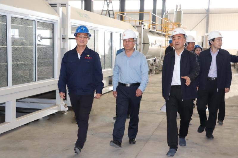 5.21日，定西市副市長、農(nóng)業(yè)農(nóng)村局局長等一行領(lǐng)導(dǎo)蒞臨我公司檢查指導(dǎo)工作